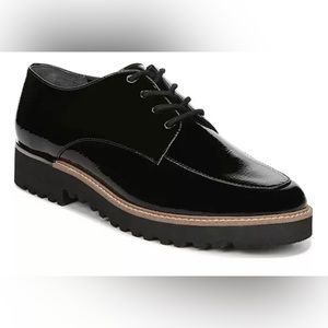 This Oxford tie up shoes is modern lightweight sole.